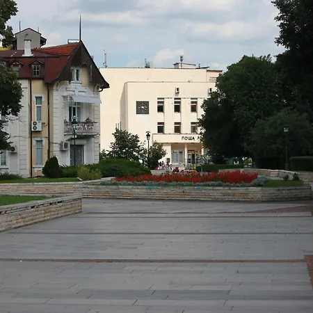Center Big Family With Garden View