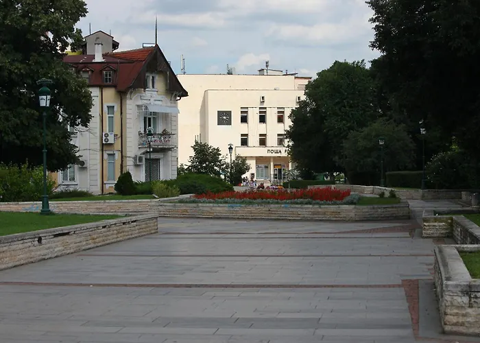 Center Big Family With Garden View