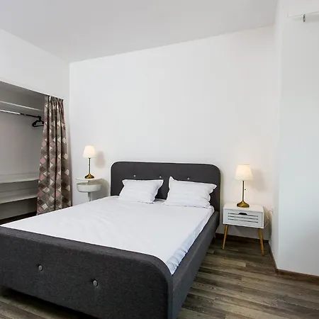 Center Big Family With Garden View