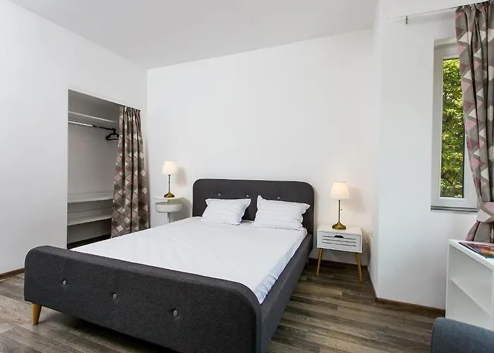 Center Big Family With Garden View