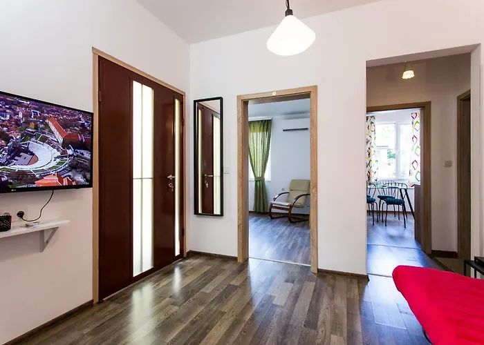 Center Big Family With Garden View